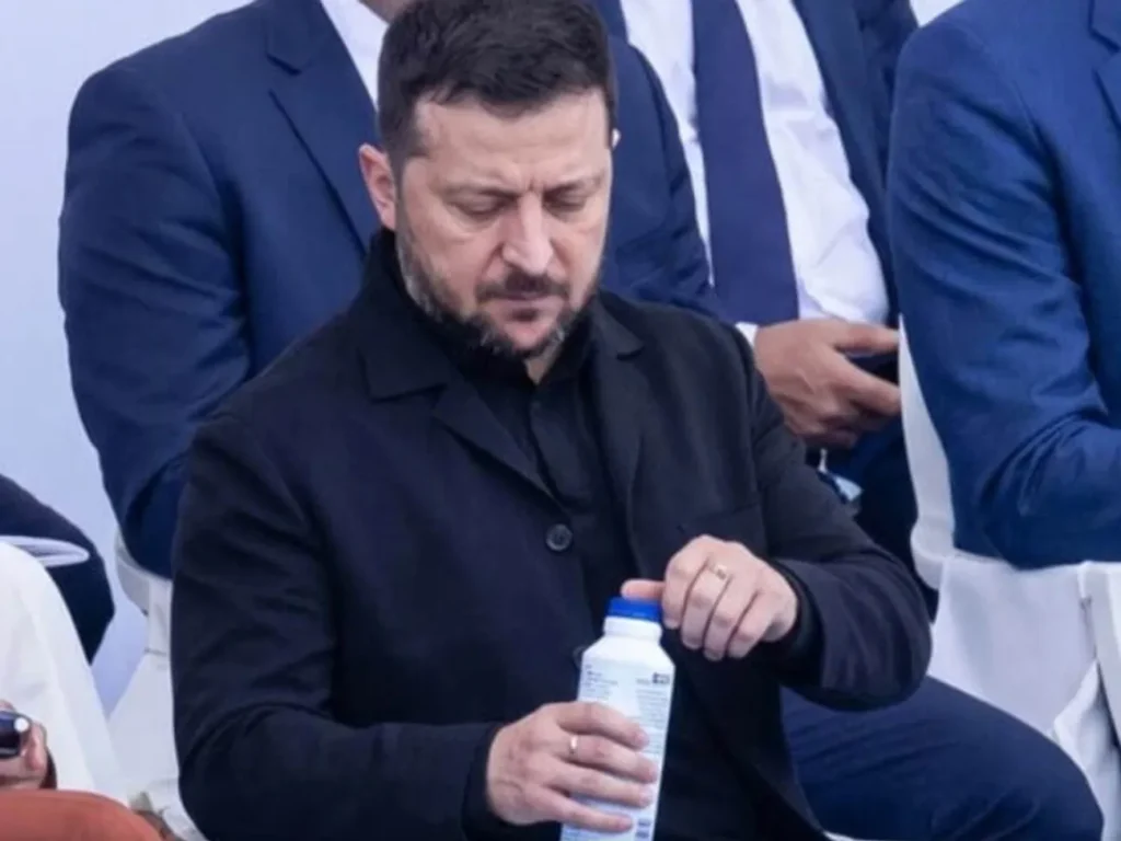 "Він завжди зриває кришки. Росіяни знають". Чому всі говорять про пляшку, з якої пив Зеленський