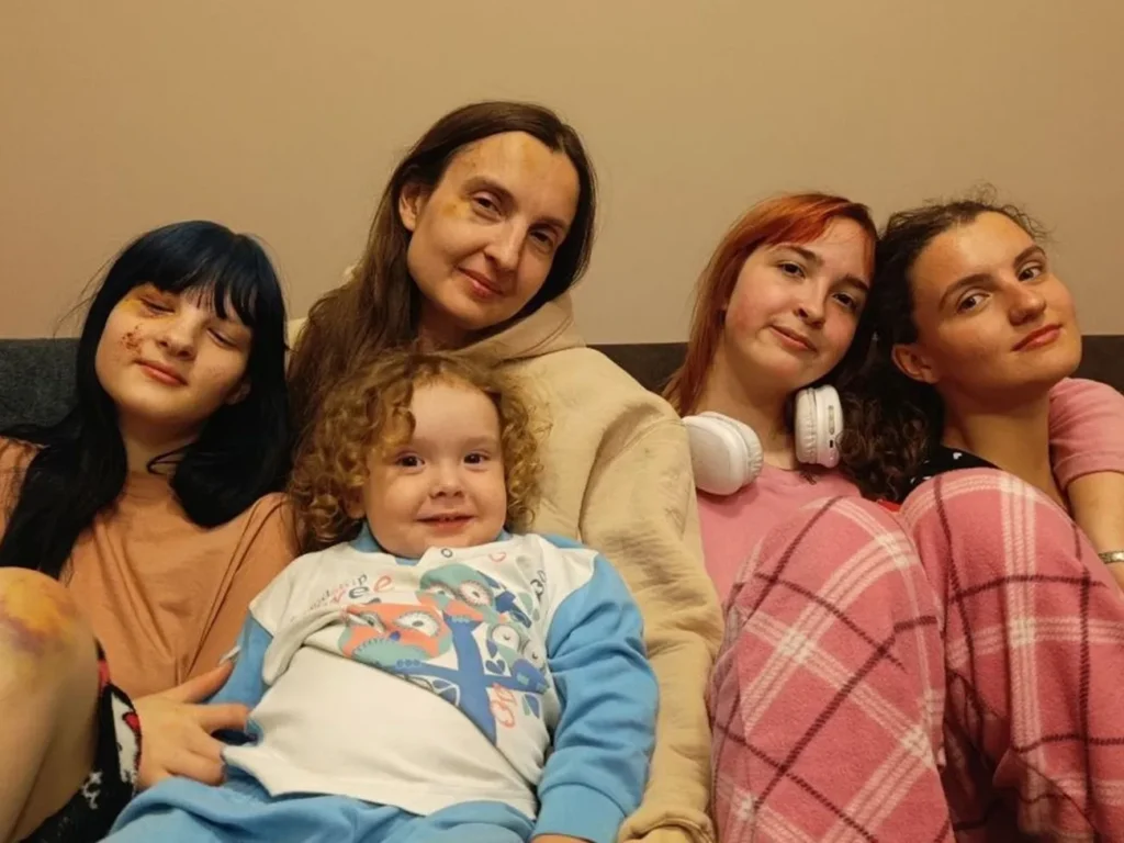 Історія киянки, чий дім зруйнували росіяни, увійшла до музею "Голоси Мирних" Фонду Ріната Ахметова Історія киянки, чий дім зруйнували росіяни, увійшла до музею "Голоси Мирних" Фонду Ріната Ахметова