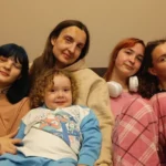 Історія киянки, чий дім зруйнували росіяни, увійшла до музею "Голоси Мирних" Фонду Ріната Ахметова