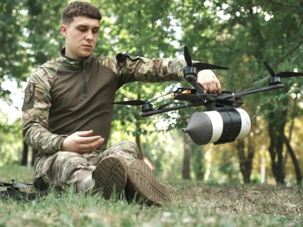 Що робити цивільним, коли в місті атакує FPV-дрон. Військові дали поради, які можуть врятувати життя Що робити цивільним, коли в місті атакує FPV-дрон. Військові дали поради, які можуть врятувати життя