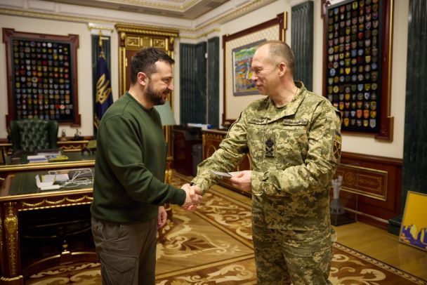 "Слухайте, це перебір": Зеленський заступився за Сирського "Слухайте, це перебір": Зеленський заступився за Сирського