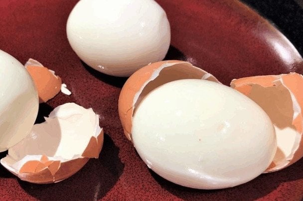 Не кладіть яйця у холодну воду: що треба робити, аби шкаралупа злетіла за секунду
