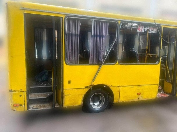 Росіяни посеред дня вгатили по маршрутці з людьми: багато загиблих та поранених — перші деталі