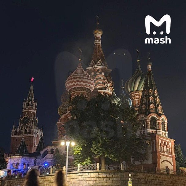 Обирають нового "Папу"? У Москві задимлення у храмі Василія Блаженного (відео) Обирають нового "Папу"? У Москві задимлення у храмі Василія Блаженного (відео)