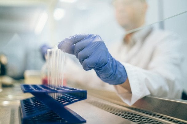 Спотворює обличчя і викликає параліч: лікарі попередили про спалах стародавньої хвороби