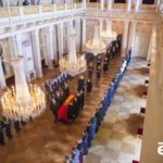 В Осло розпочалося прощання із королем Норвегії Гаральдом V. Його труну привезли до палацу. Фото