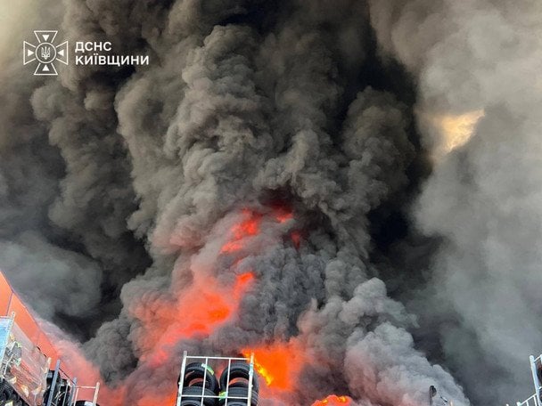 Рятувальники працюють на межі можливостей: РФ завдала повторного удару по Київщині після нічної атаки