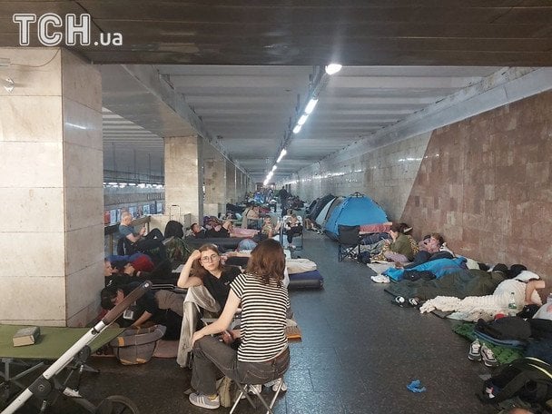 Укриття у метро Києва: чому підземка не може пустити людей у вагони і чи відкриють тунелі