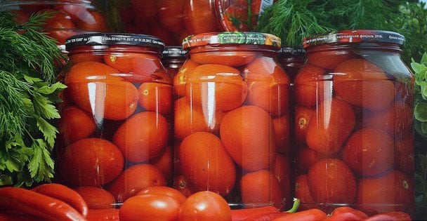 Мариновані помідори на зиму: топ-3 найсмачніші рецепти без зайвих складнощів