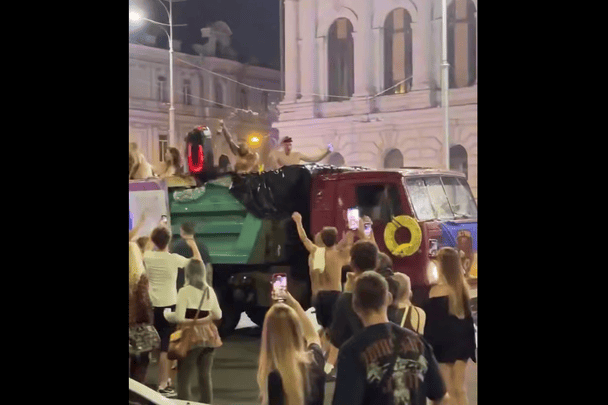 Послання для Путіна та вантажівка-"басейн": як у Харкові святкували День міста