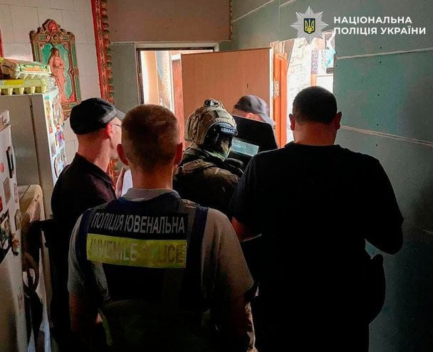 Били ножем та кастетом: у Києві двоє підлітків нападали на жінок на Подолі (відео) Били ножем та кастетом: у Києві двоє підлітків нападали на жінок на Подолі (відео)