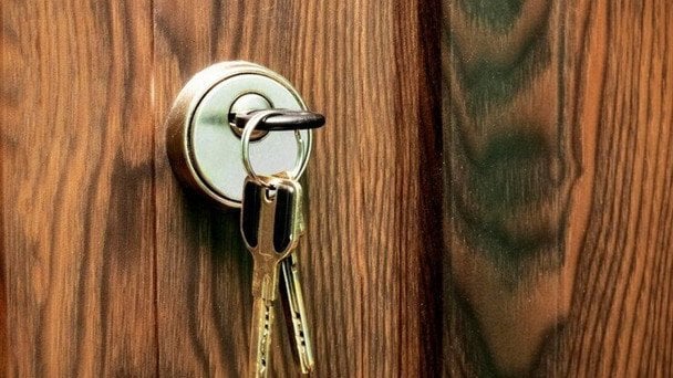 Навіщо обприскувати ключі оцтом: цей трюк вирішує одну з найнадокучливіших проблем