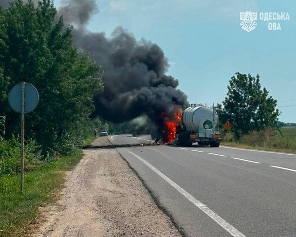 Росія посеред дня вдарила по вантажівці на Одещині: є загиблі та поранені