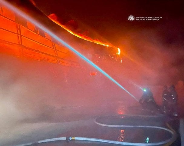 Росія вгатила по складах із продуктами біля Дніпра: спалахнула масштабна пожежа
