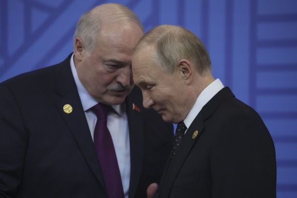 Путін стає залежним від Лукашенка через нищівні удари України: Кремлю доводиться випрошувати пальне