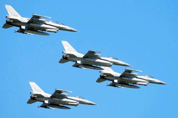 Польща підняла винищувачі через масовану атаку Росії
