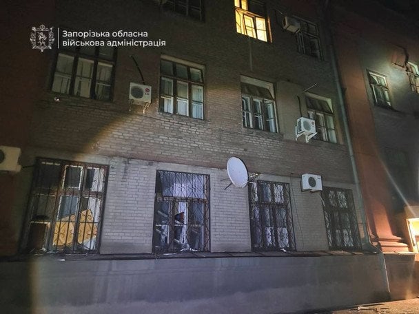 Росія атакувала Запоріжжя: спалахнула пожежа, пошкоджено будівлю