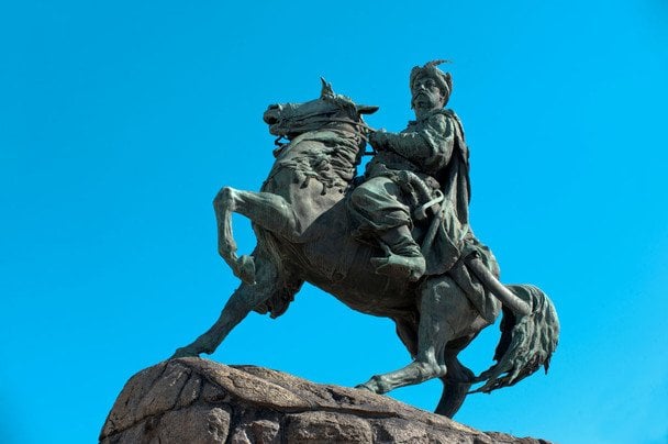 Пам’ятник Хмельницькому звільняють від металевого захисту: що відбувається на Софійській площі