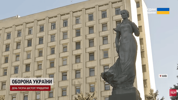 Лесю помили і причепурили: чому в Києві знімають мішки з піском із пам'ятників попри посилення обстрілів