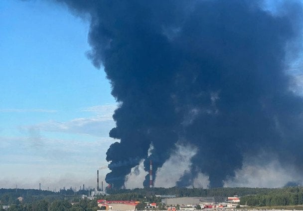 Ярославль розірвали потужні вибухи: палає ключовий НПЗ, російська ППО збила дрони просто на будинки (оновлено)