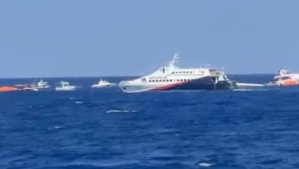 Пасажирський катамаран із сотнями людей перекинувся в морі: є загиблі та постраждалі (фото)