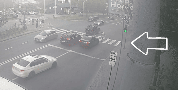 У Львові два BMW поспіль збили батька з дитиною просто на "зебрі": чоловіка аж підкинуло (відео)