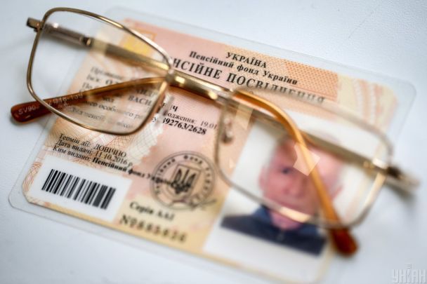 Пенсія під загрозою через помилку в трудовій: як українцям повернути стаж