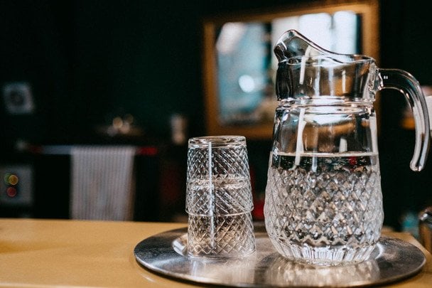 Скільки води потрібно пити на день: чи справді працює правило 8 склянок
