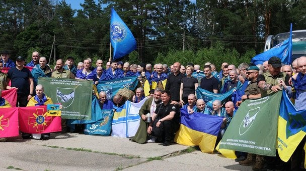 "Софійко, це тато": як українські воїни повертались додому з полону— щемливе відео