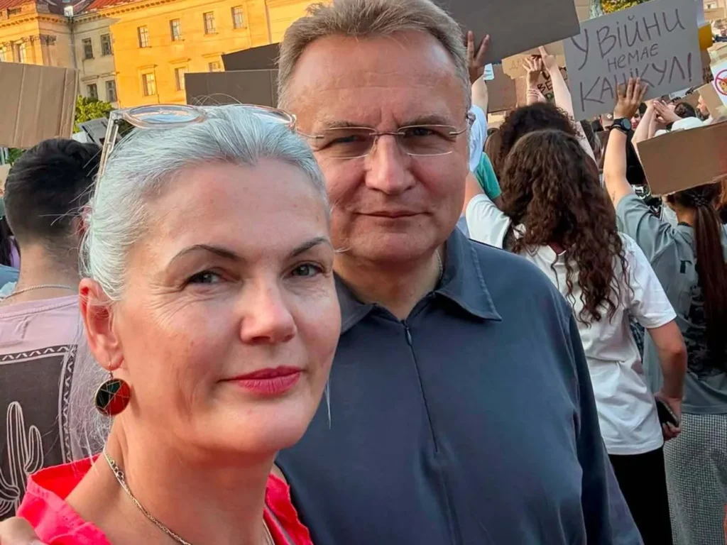 Садовий святкує срібне весілля і показав себе в обіймах красуні-дружини. У чому секрет їхнього шлюбу