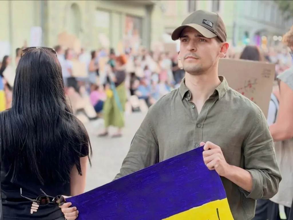 Ніколас Карма "засвітився" за кордоном. Блогер зробив заяву про свій від'їзд