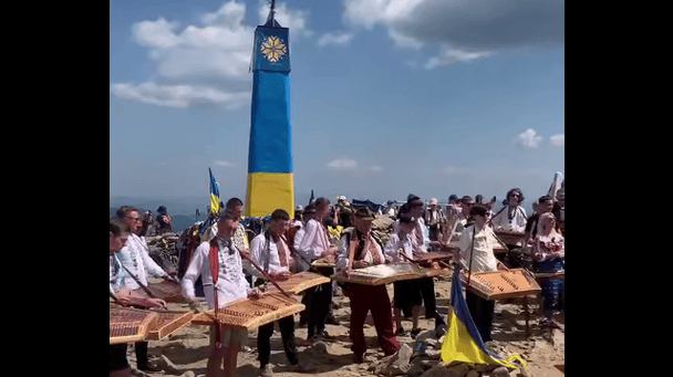 «Справжній бойовий заклик над Карпатами»: на Говерлі 35 музикантів влаштували вражаючий перформанс (відео)