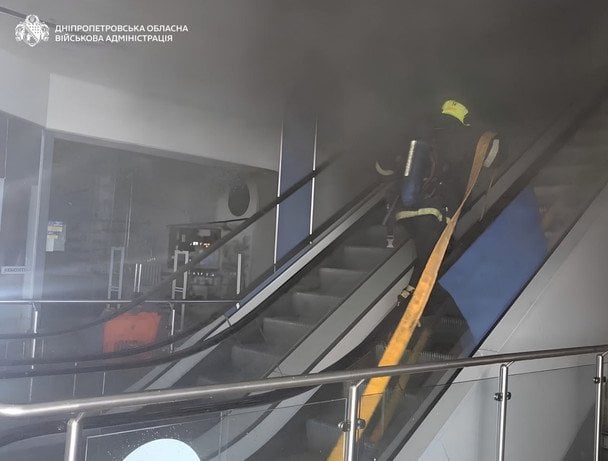 Зв’язок обірвався після вибухів: у Кривому Розі мати розшукує доньку біля зруйнованого ТРЦ