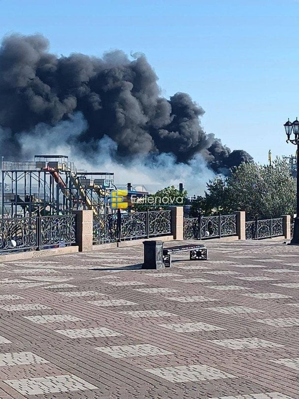 Чорний стовп диму здійнявся над російським Єйськом після атаки дронів: що відомо (фото)