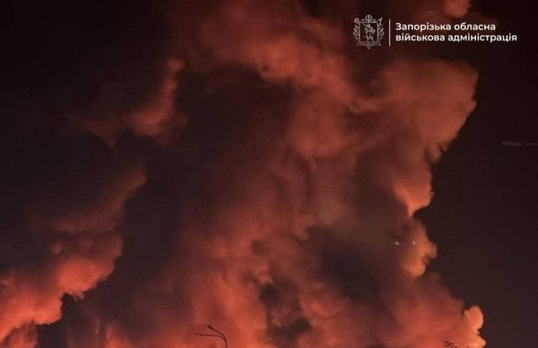 Росія вдарила по Запоріжжю: пошкоджено "Епіцентр" і будинок, частина міста без світла (відео, фото) Росія вдарила по Запоріжжю: пошкоджено "Епіцентр" і будинок, частина міста без світла (відео, фото)