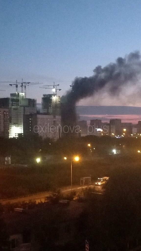 Москву розривають вибухи, у місті паніка: небо закрили, а влада ниє про атаку понад 600 дронів (відео) Москву розривають вибухи, у місті паніка: небо закрили, а влада ниє про атаку понад 600 дронів (відео)