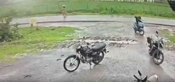 Йшла з посудом на голові: блискавка вбила жінку посеред дороги — відео