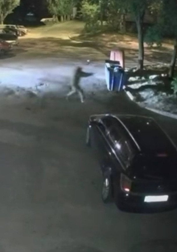 У Харкові чоловік у військовій формі вискочив з буса і влаштував стрілянину по перехожому (відео)