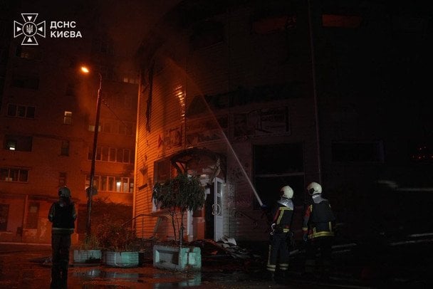 ДСНС показала перші фото наслідків удару ракетного РФ по Києву (фото, відео)