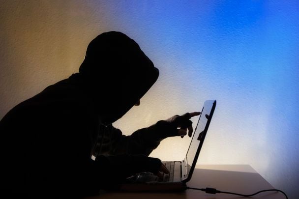 «Заплатіть, і вас не чіпатимуть»: шахраї вигадали цинічну схему на тлі обстрілів України