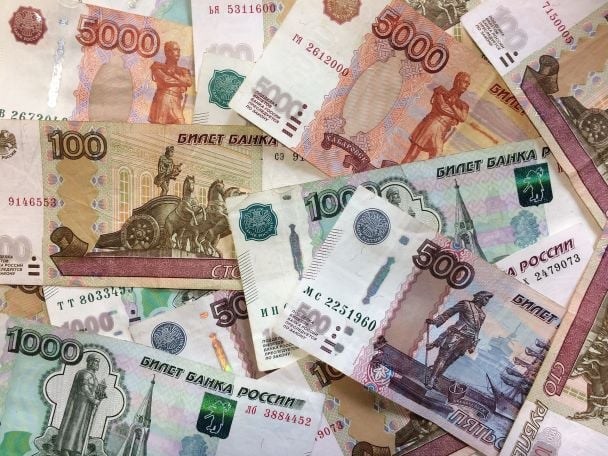 Ховають гроші під матрац: росіяни масово «вигрібають» заощадження з банків Ховають гроші під матрац: росіяни масово «вигрібають» заощадження з банків