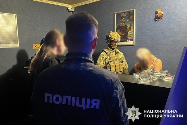 На Хмельниччині пенсіонерка організувала підпільне казино у підвалі будинку: деталі від поліції