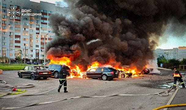 Палають склади та машини, є загиблий: Київ другу добу під пекельним обстрілом — що атакує Росія (фото, відео)