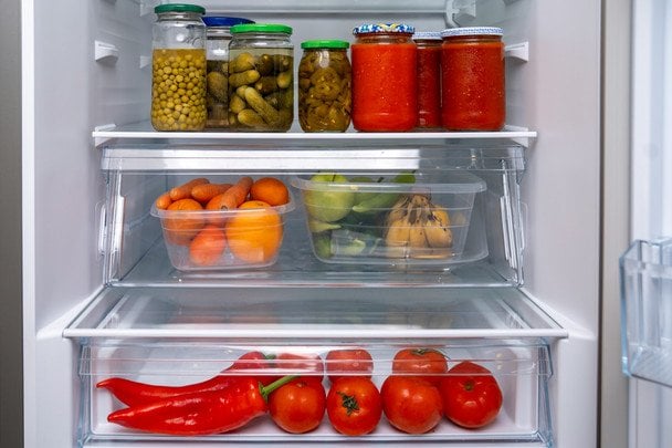 Молочці та мʼясу не місце на дверцятах: як правильно розкласти продукти у холодильнику