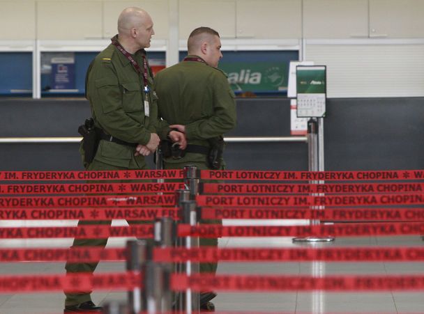 Одна фраза в аеропорту у Польщі коштувала жінці польоту та штрафу: що вона сказала