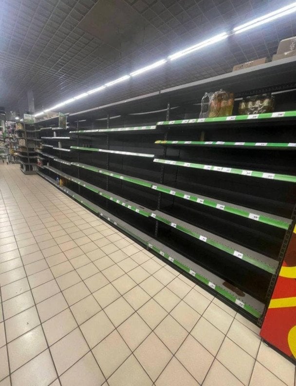 Порожні полиці в магазинах після ударів РФ по складах: чи загрожує Україні дефіцит продуктів Порожні полиці в магазинах після ударів РФ по складах: чи загрожує Україні дефіцит продуктів