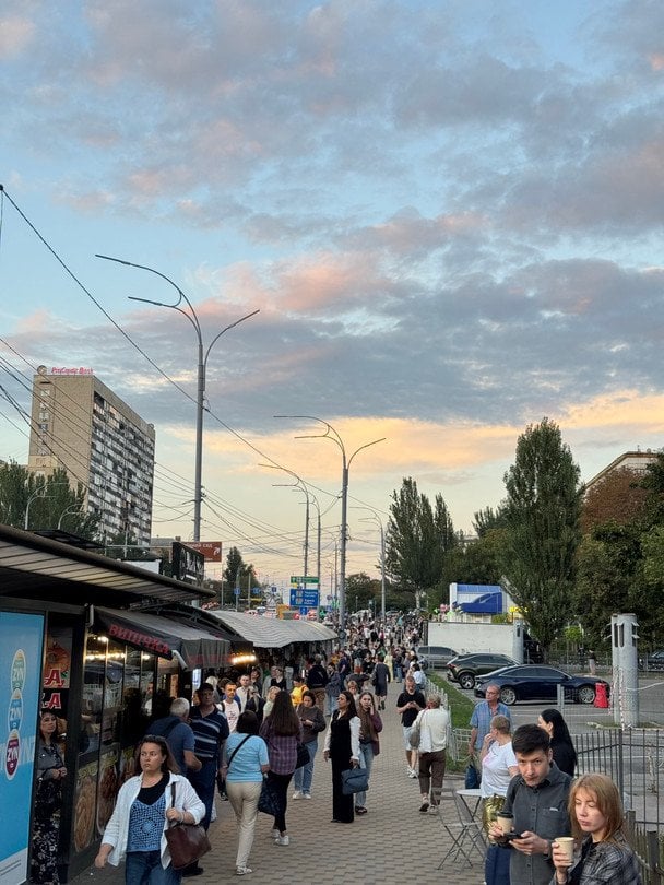 Київ паралізували кілометрові затори: через величезні черги на транспорт люди йдуть пішки (фото, відео)
