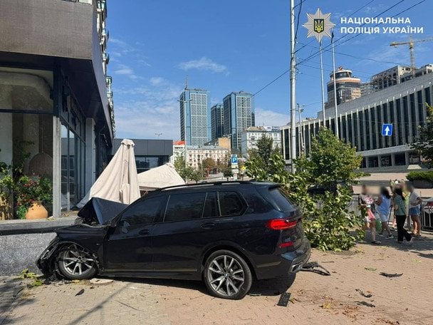 У центрі Києва моторошна аварія: авто від удару влетіло у терасу ресторану — деталі (відео, фото)