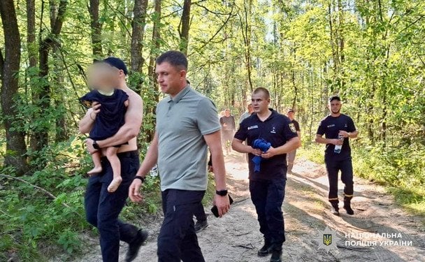 На Житомирщині всю ніч шукали 2,5-річного хлопчика: чим усе закінчилося