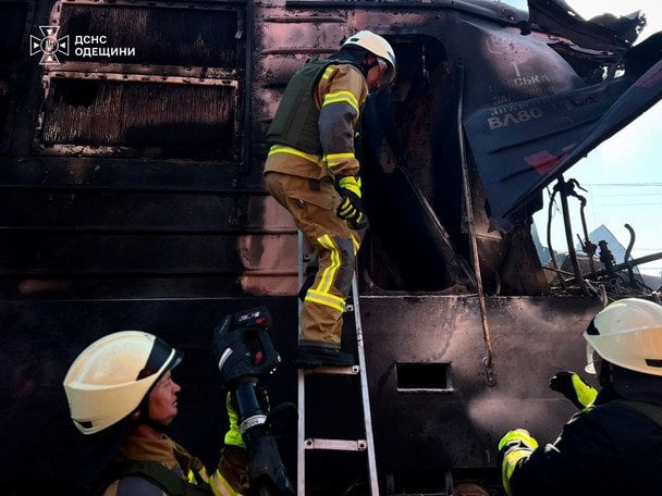 На Одещині дрон влучив у поїзд із понад 300 пасажирами, де їхало багато дітей: є загиблі (моторошні кадри)